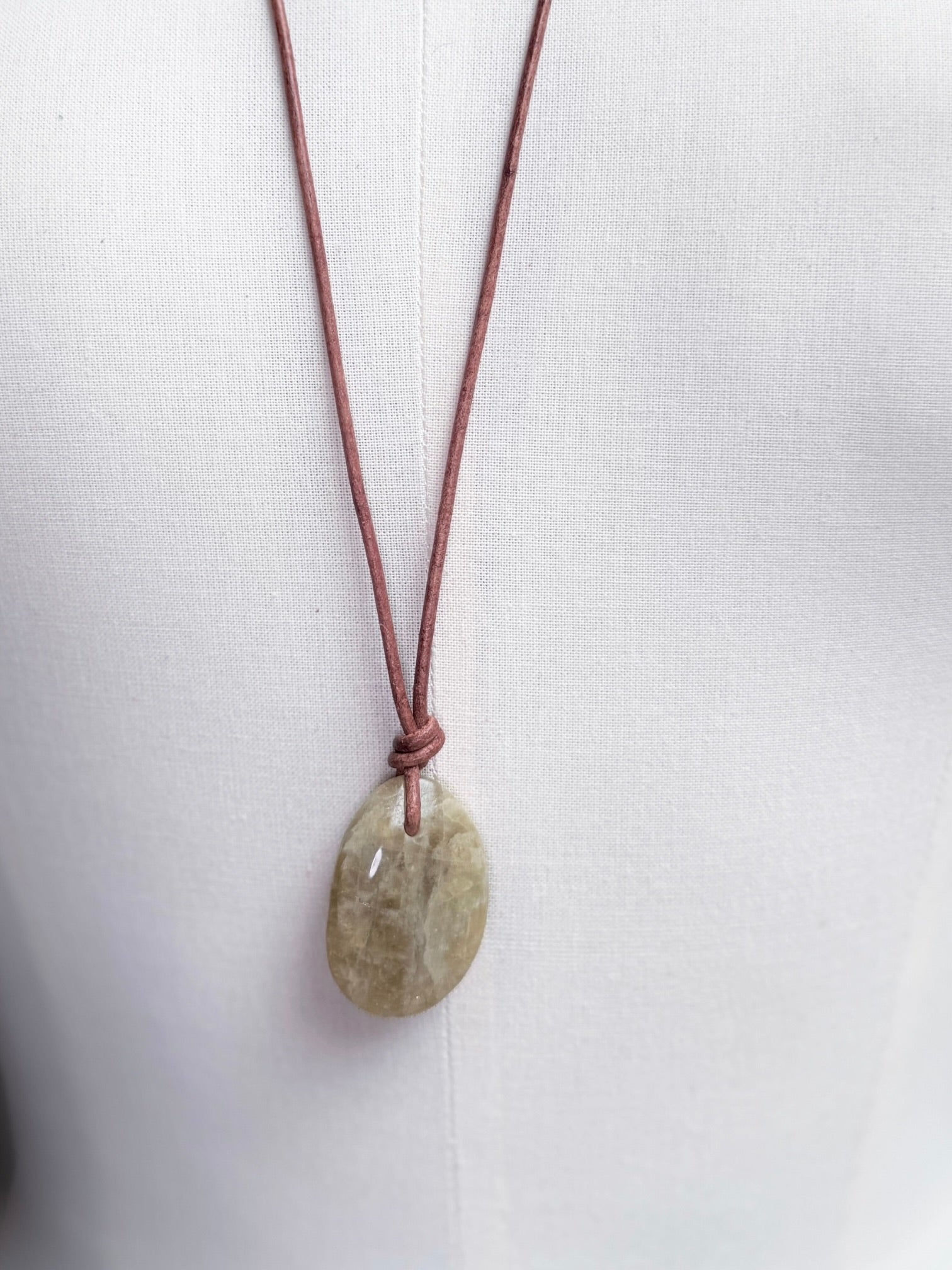Brown Saphire Necklace B detail